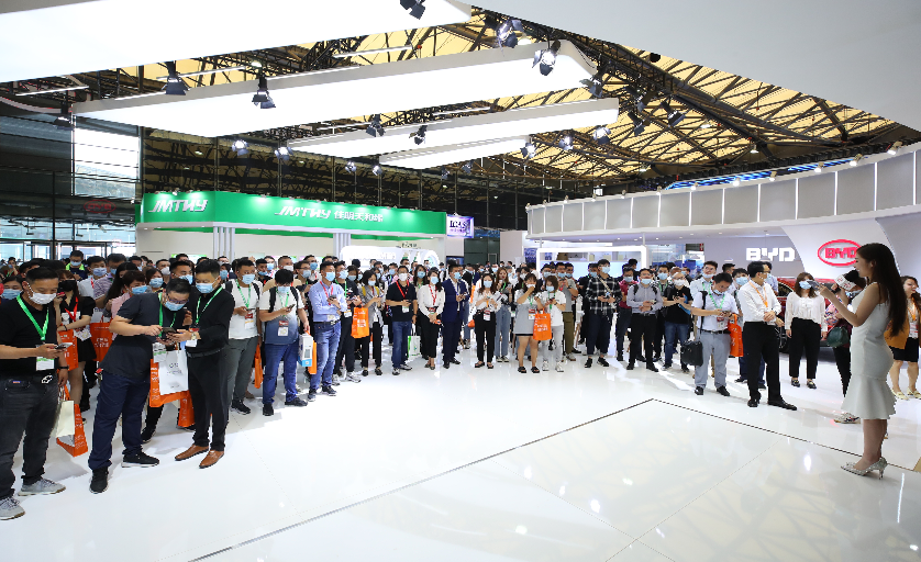 上海服裝展覽搭建公司分析 什么樣的職業(yè)裝才能吸引更多得觀眾！